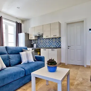 Ursula Self Catering And 1-br In By Tritoni Apartament